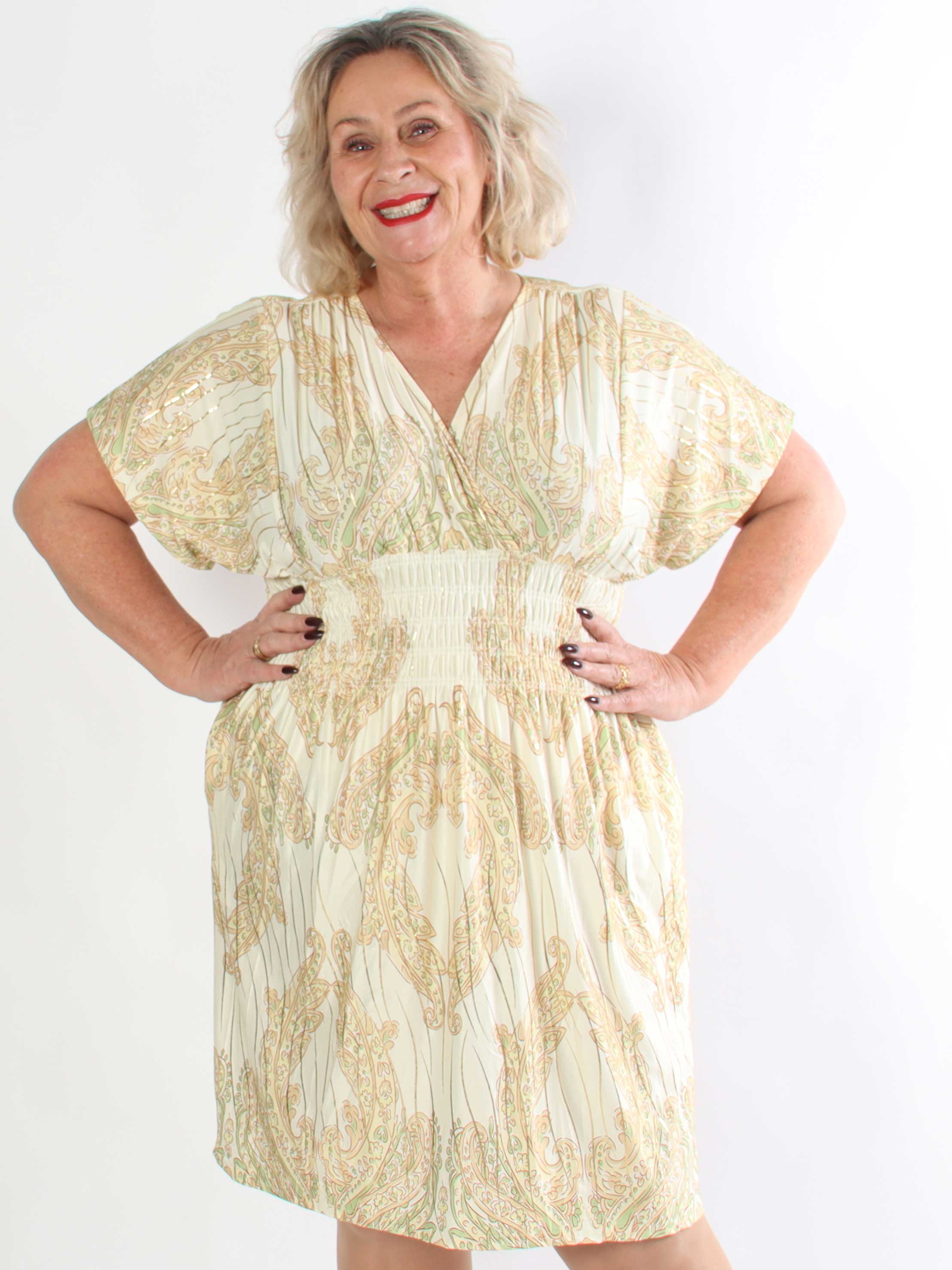 Pams Decor Short - Plus size kjole med fine mønstre og gyldne strejf